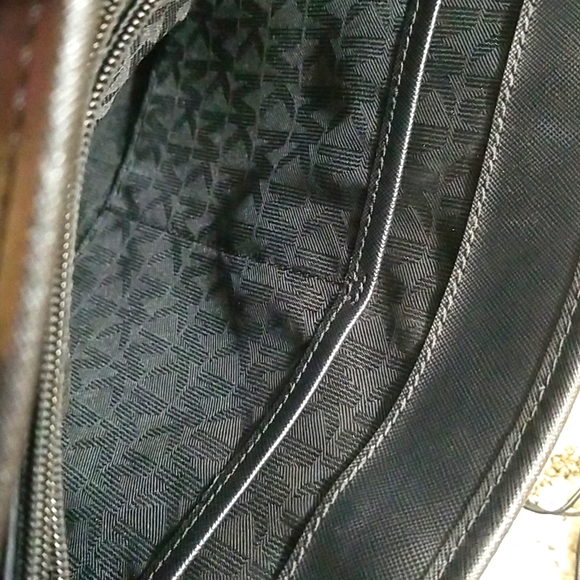 Michael Kors jet set large tote in black w/gold accents - Picture 9 of 14